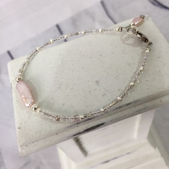 Faux freshwater pearl beaded bracelet Silver tone & opalescent seed bead jewelry - Picture 1 of 6
